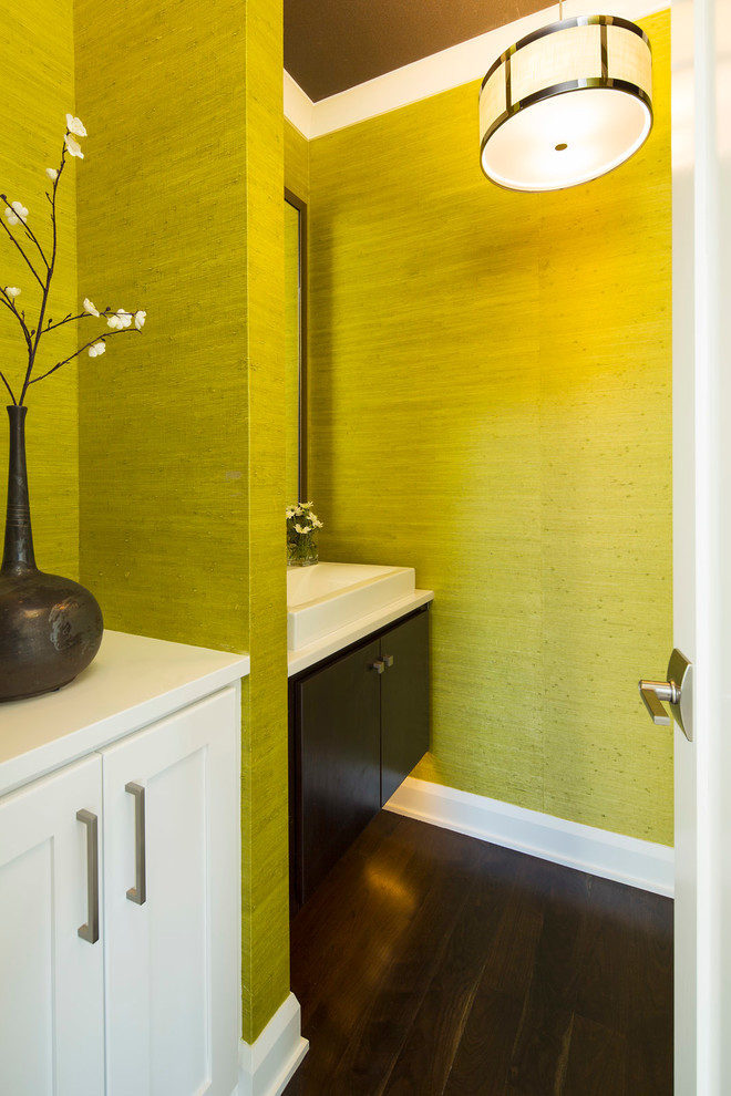 Свежая идея для дизайна: ванная комната среднего размера в современном стиле с плоскими фасадами, темными деревянными фасадами, столешницей из кварцита, унитазом-моноблоком, зелеными стенами и темным паркетным полом - отличное фото интерьера