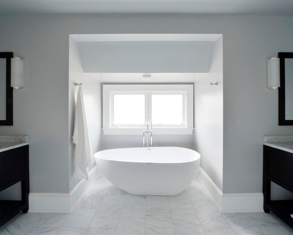 Ispirazione per una grande stanza da bagno padronale minimalista con ante lisce, ante beige, vasca freestanding, doccia alcova, lavabo da incasso, top in marmo, piastrelle bianche, pareti grigie e pavimento in marmo