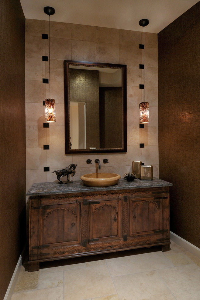 На фото: ванная комната в стиле фьюжн с настольной раковиной, темными деревянными фасадами, бежевой плиткой, коричневыми стенами и фасадами с утопленной филенкой с