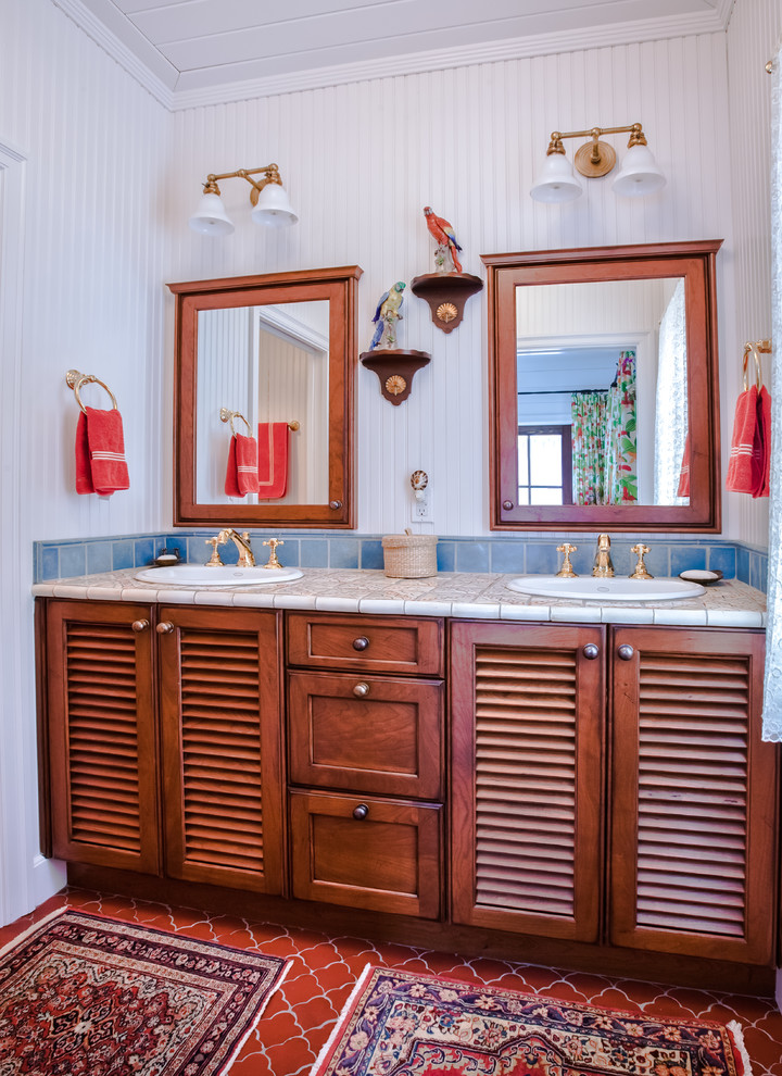 Mittelgroßes Eklektisches Badezimmer mit Einbauwaschbecken, Schrankfronten mit vertiefter Füllung, gefliestem Waschtisch, beigen Fliesen, Eckbadewanne, offener Dusche, Toilette mit Aufsatzspülkasten, Steinfliesen und weißer Wandfarbe in Tampa