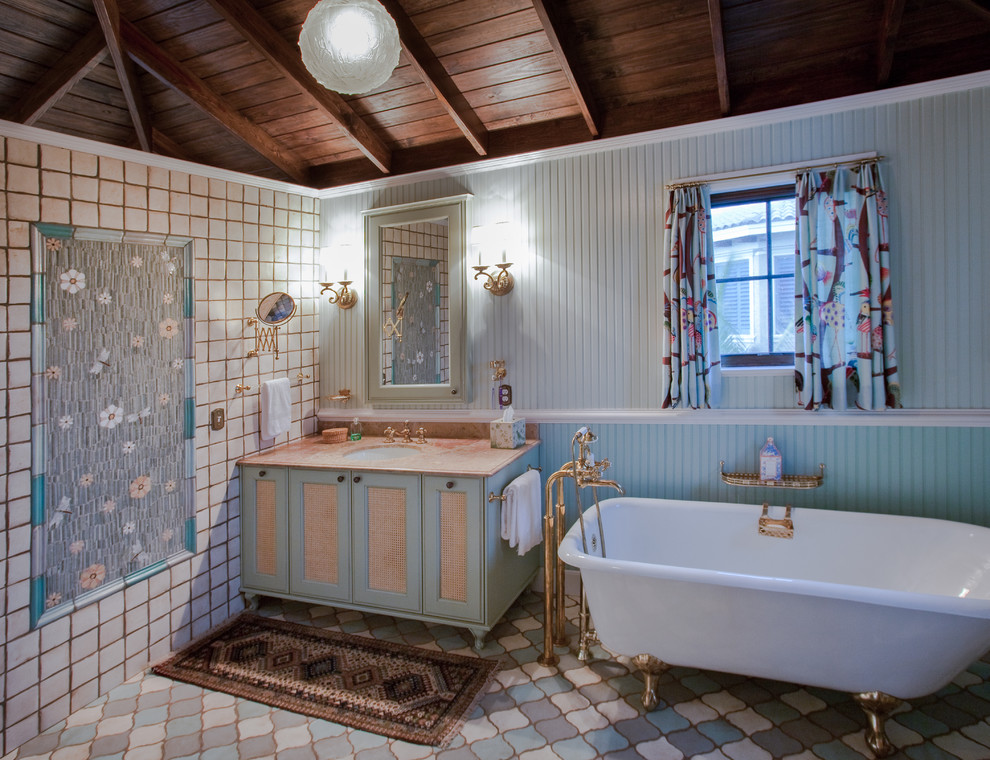 Réalisation d'une grande salle de bain principale bohème avec un lavabo encastré, un placard avec porte à panneau encastré, une baignoire sur pieds, une douche ouverte, des portes de placard beiges, WC à poser, un carrelage beige, un carrelage de pierre, un mur bleu, tomettes au sol et un plan de toilette en granite.