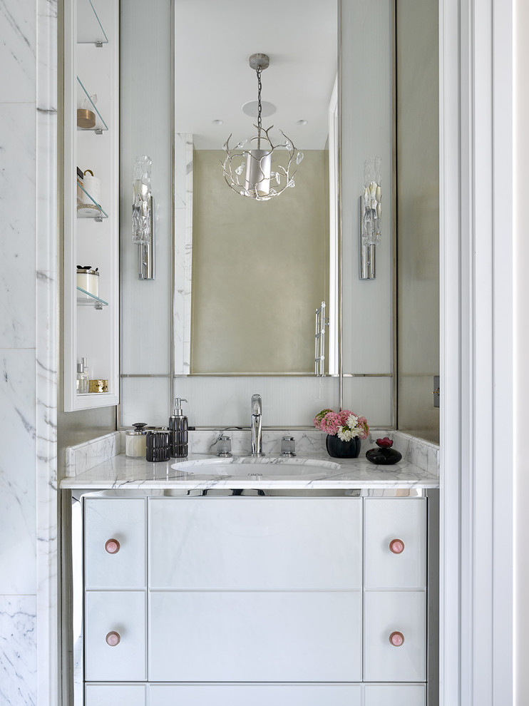 Идея дизайна: ванная комната в стиле неоклассика (современная классика) с белыми фасадами, врезной раковиной, белой столешницей и плоскими фасадами