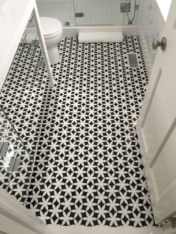 Ispirazione per una stanza da bagno con doccia design di medie dimensioni con WC monopezzo, pistrelle in bianco e nero, pareti bianche, pavimento con piastrelle a mosaico e lavabo sottopiano