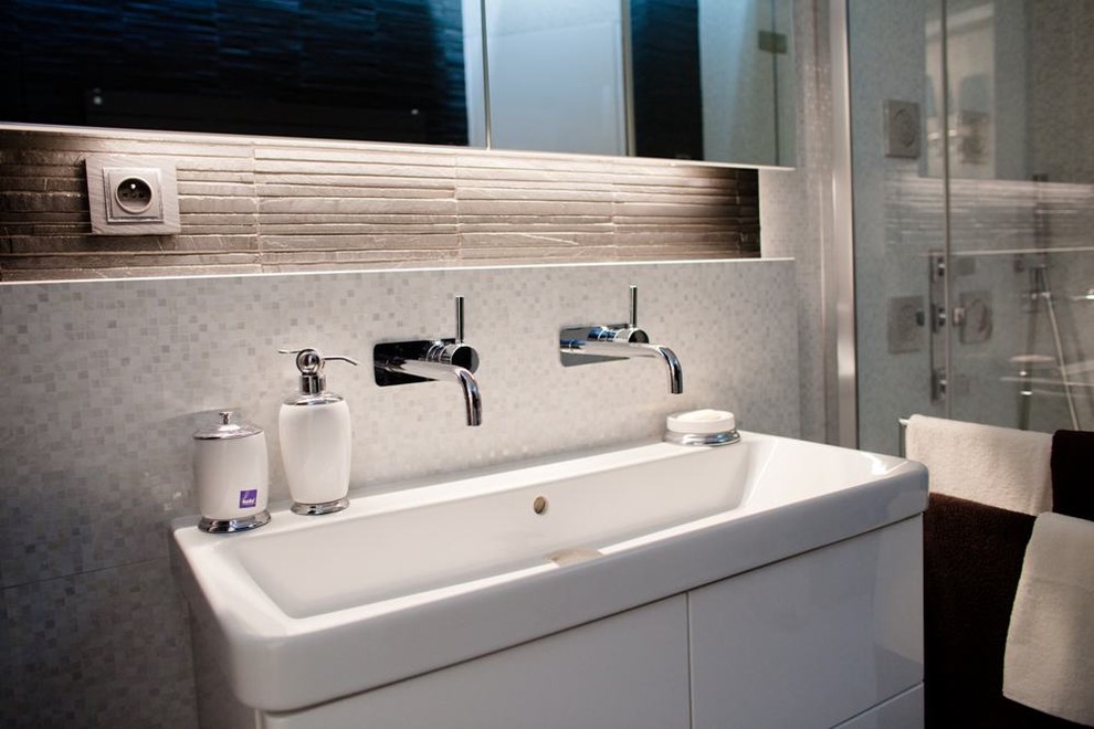 Aménagement d'une petite salle d'eau éclectique avec un lavabo suspendu, une douche d'angle, WC suspendus, un carrelage noir et blanc, des carreaux de céramique, un mur blanc et un sol en carrelage de céramique.