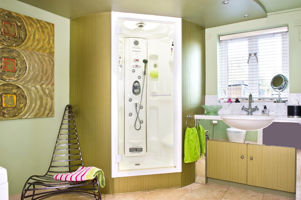 Esempio di una sauna minimal di medie dimensioni con ante di vetro, ante bianche, WC a due pezzi, piastrelle bianche, pareti verdi, pavimento in travertino, lavabo integrato e top in marmo