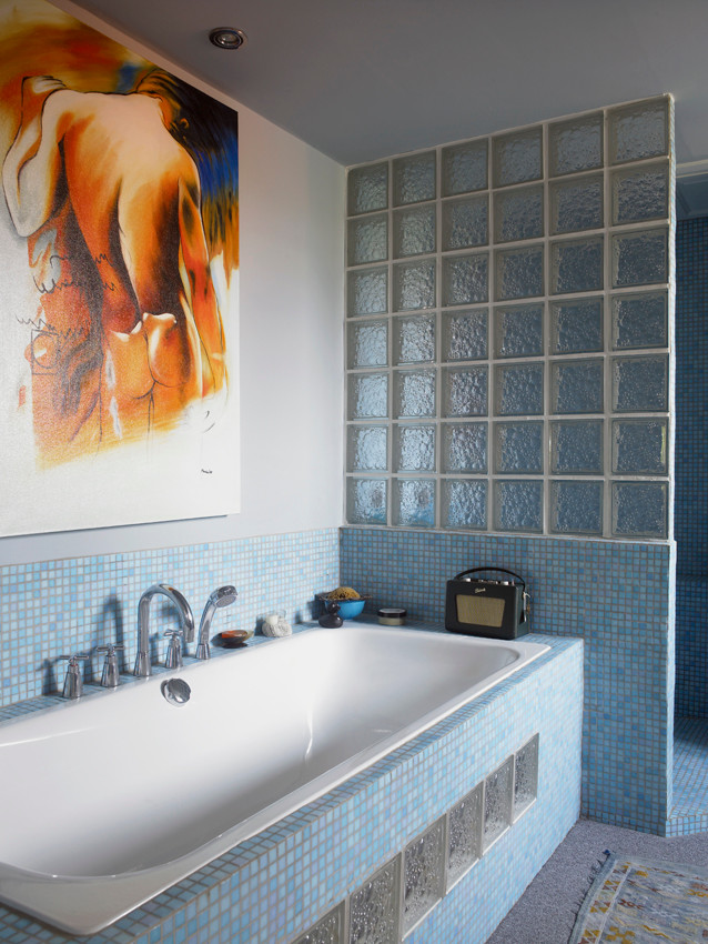 Ejemplo de cuarto de baño principal bohemio grande con bañera encastrada, ducha empotrada, sanitario de dos piezas, baldosas y/o azulejos azules, baldosas y/o azulejos de vidrio, paredes azules y lavabo suspendido