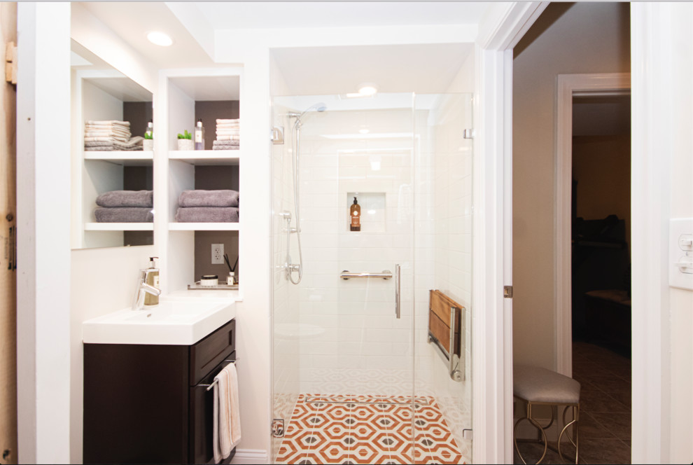 На фото: маленькая главная ванная комната в стиле фьюжн с фасадами с утопленной филенкой, темными деревянными фасадами, душем без бортиков, раздельным унитазом, белой плиткой, плиткой кабанчик, бежевыми стенами, полом из мозаичной плитки, накладной раковиной, оранжевым полом и душем с распашными дверями для на участке и в саду с