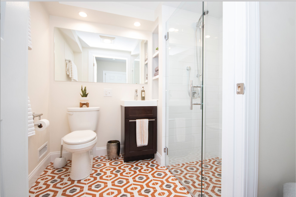 Exempel på ett litet eklektiskt en-suite badrum, med luckor med infälld panel, skåp i mörkt trä, en kantlös dusch, en toalettstol med separat cisternkåpa, vit kakel, tunnelbanekakel, beige väggar, mosaikgolv, ett nedsänkt handfat, orange golv och dusch med gångjärnsdörr