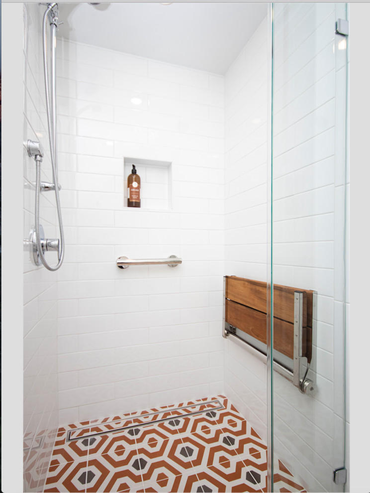 Идея дизайна: маленькая главная ванная комната в стиле фьюжн с фасадами с утопленной филенкой, темными деревянными фасадами, душем без бортиков, раздельным унитазом, белой плиткой, плиткой кабанчик, бежевыми стенами, полом из мозаичной плитки, накладной раковиной, оранжевым полом и душем с распашными дверями для на участке и в саду
