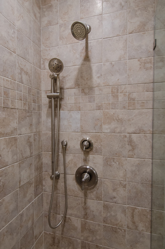 Foto de cuarto de baño ecléctico de tamaño medio con aseo y ducha