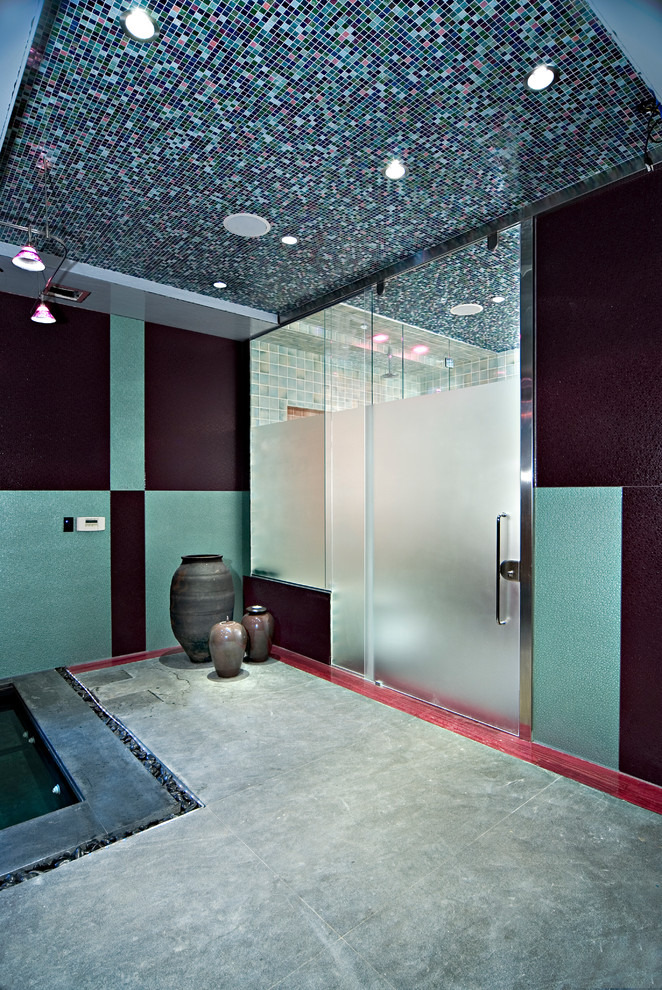Идея дизайна: огромная ванная комната в стиле фьюжн с разноцветной плиткой, стеклянной плиткой, разноцветными стенами и бетонным полом