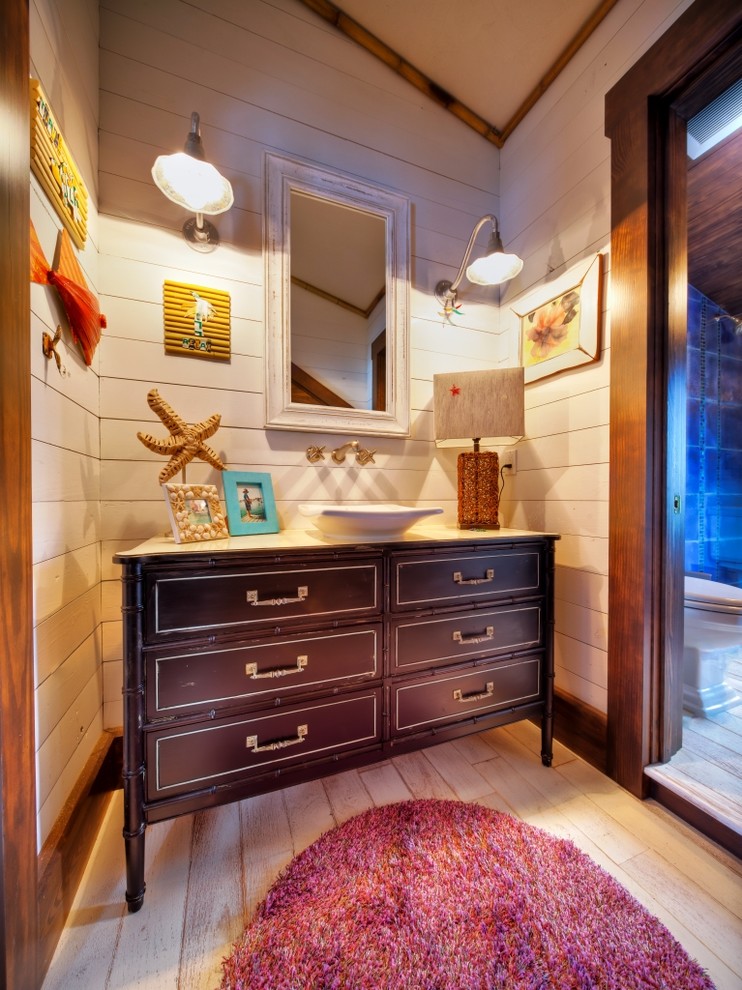 Пример оригинального дизайна: ванная комната в стиле фьюжн с настольной раковиной