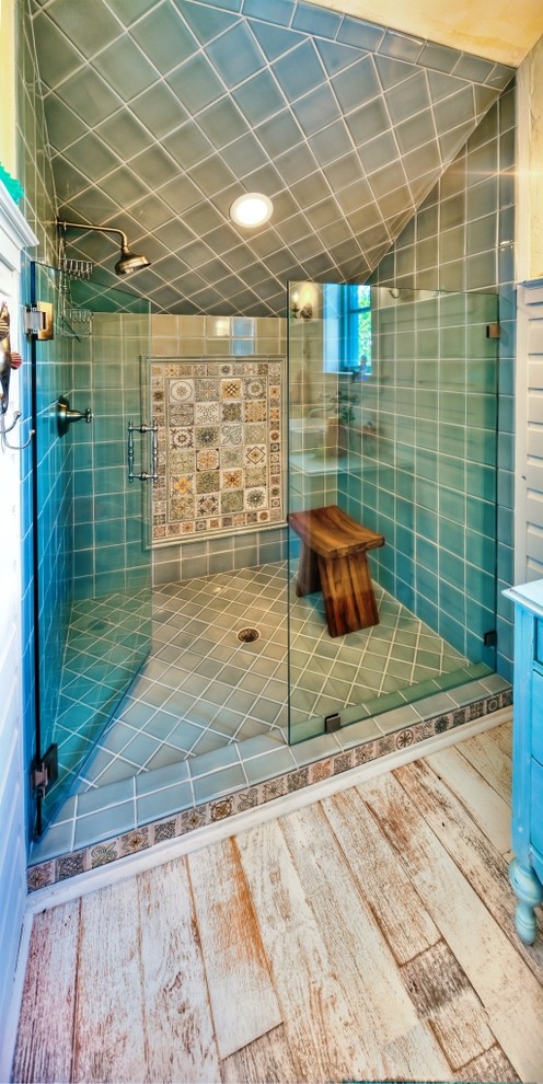 Идея дизайна: ванная комната в стиле фьюжн с синими фасадами, душем в нише, синей плиткой и окном