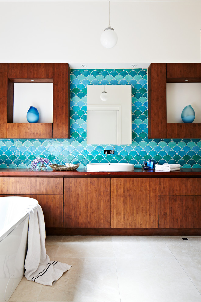 Bild på ett mellanstort eklektiskt en-suite badrum, med ett nedsänkt handfat, släta luckor, skåp i mellenmörkt trä, träbänkskiva, ett fristående badkar, en hörndusch, keramikplattor, vita väggar och kalkstensgolv