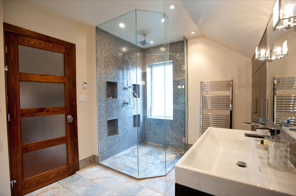 Réalisation d'une salle de bain bohème avec une douche à l'italienne, un mur beige et une fenêtre.