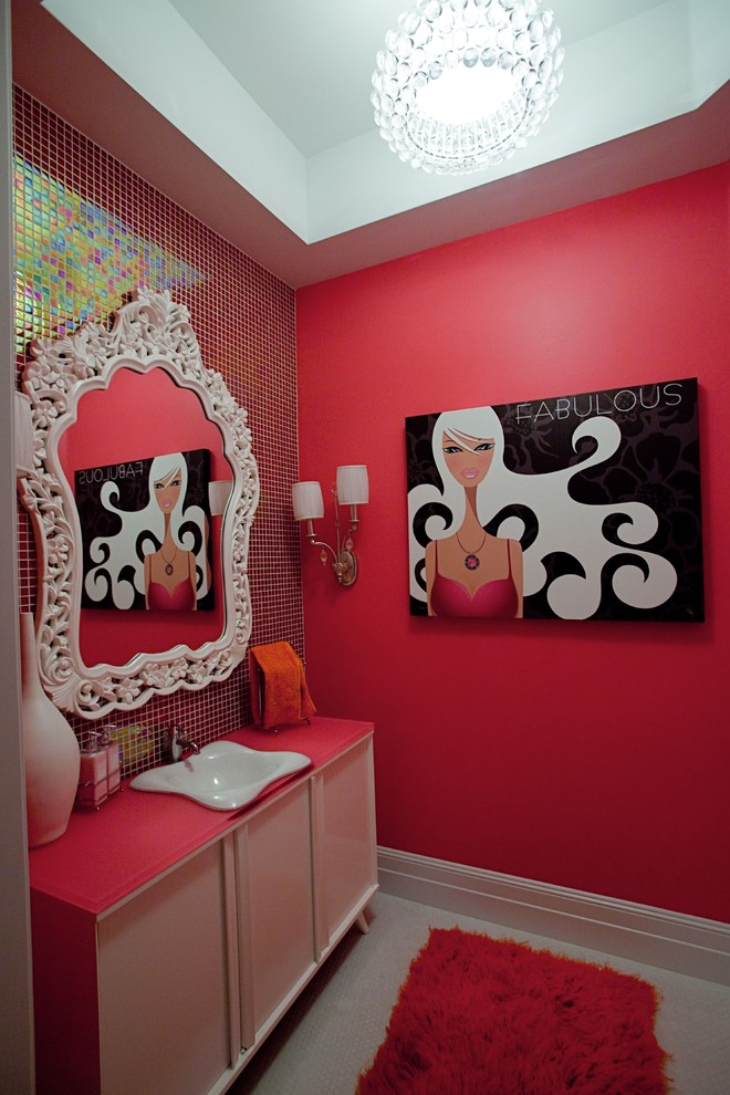 Cette image montre une salle de bain bohème pour enfant avec un lavabo posé et un mur rose.