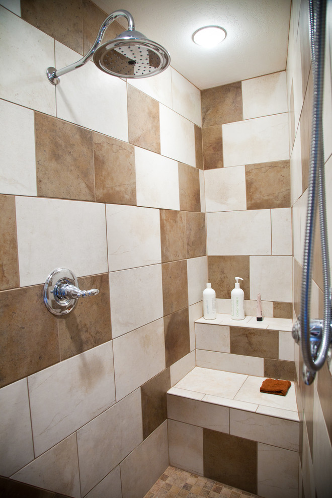 Immagine di una stanza da bagno eclettica con piastrelle beige