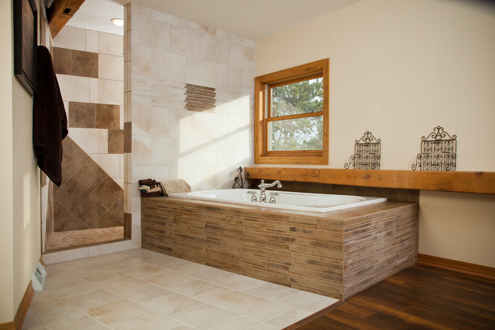 他の地域にあるエクレクティックスタイルのおしゃれな浴室 (オープン型シャワー、茶色いタイル、ボーダータイル、ドロップイン型浴槽、オープンシャワー) の写真