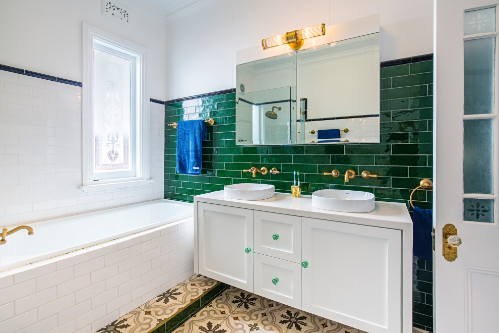 Cette image montre une salle de bain bohème avec meuble double vasque et meuble-lavabo suspendu.