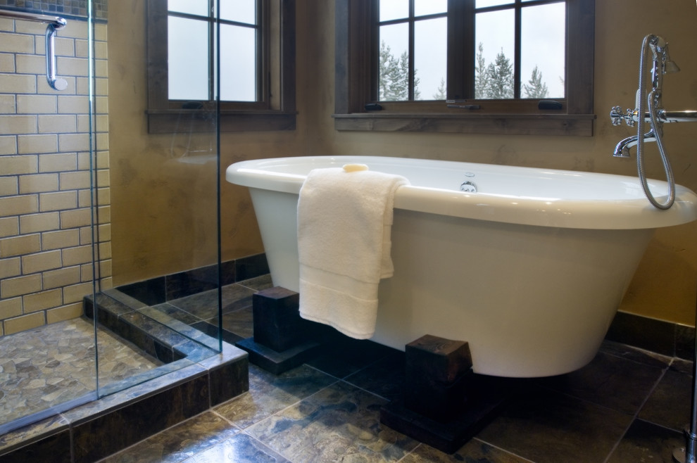 На фото: ванная комната в стиле фьюжн с отдельно стоящей ванной и плиткой кабанчик