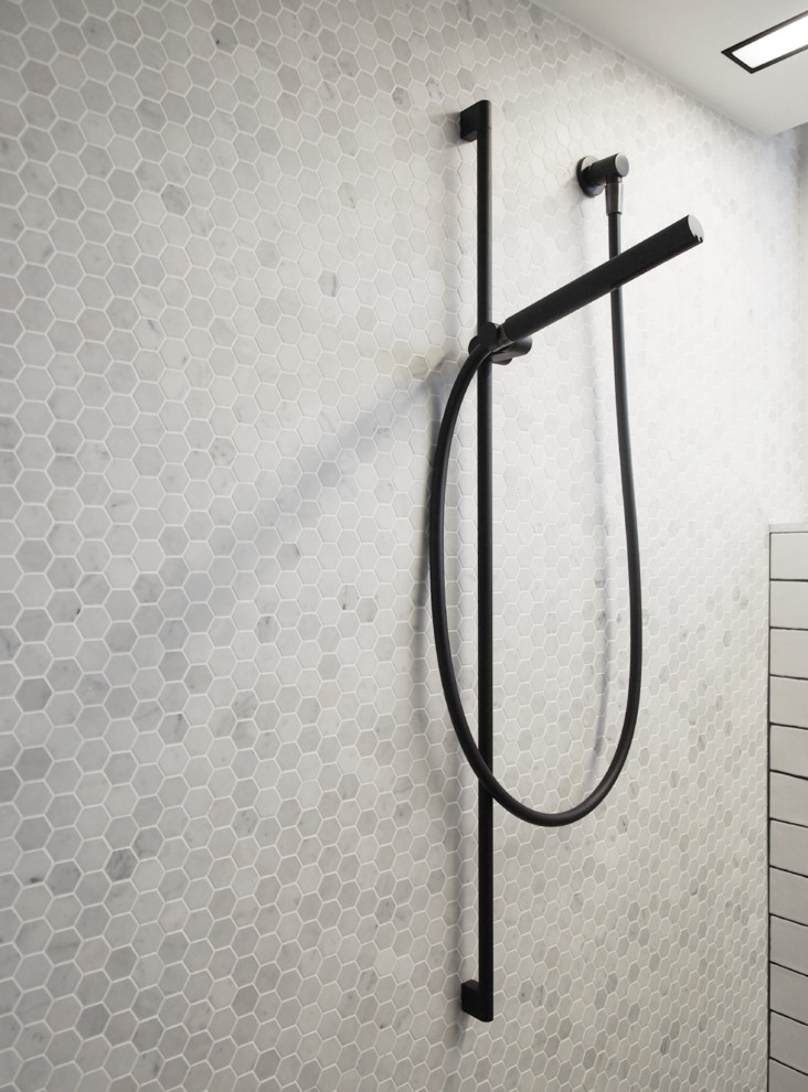 Kleines Eklektisches Badezimmer En Suite mit offener Dusche, weißen Fliesen, Keramikfliesen, weißer Wandfarbe und Keramikboden in Sydney