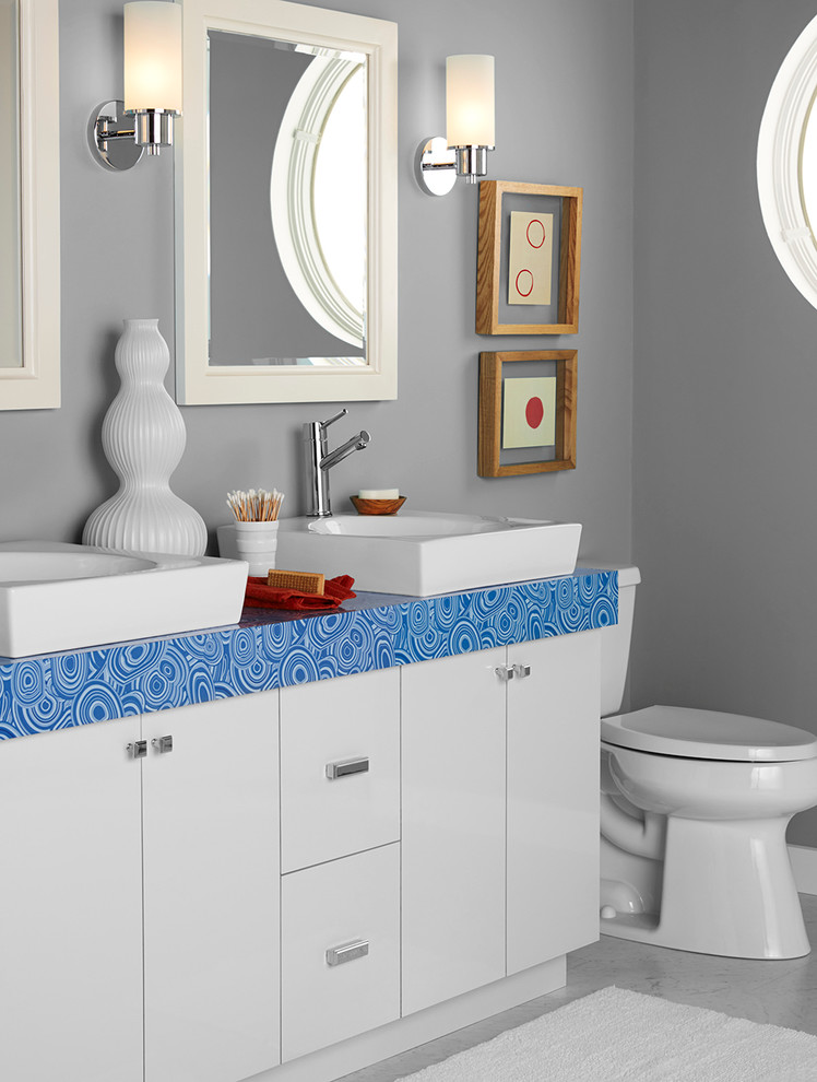 Aménagement d'une salle de bain éclectique avec un plan de toilette bleu.