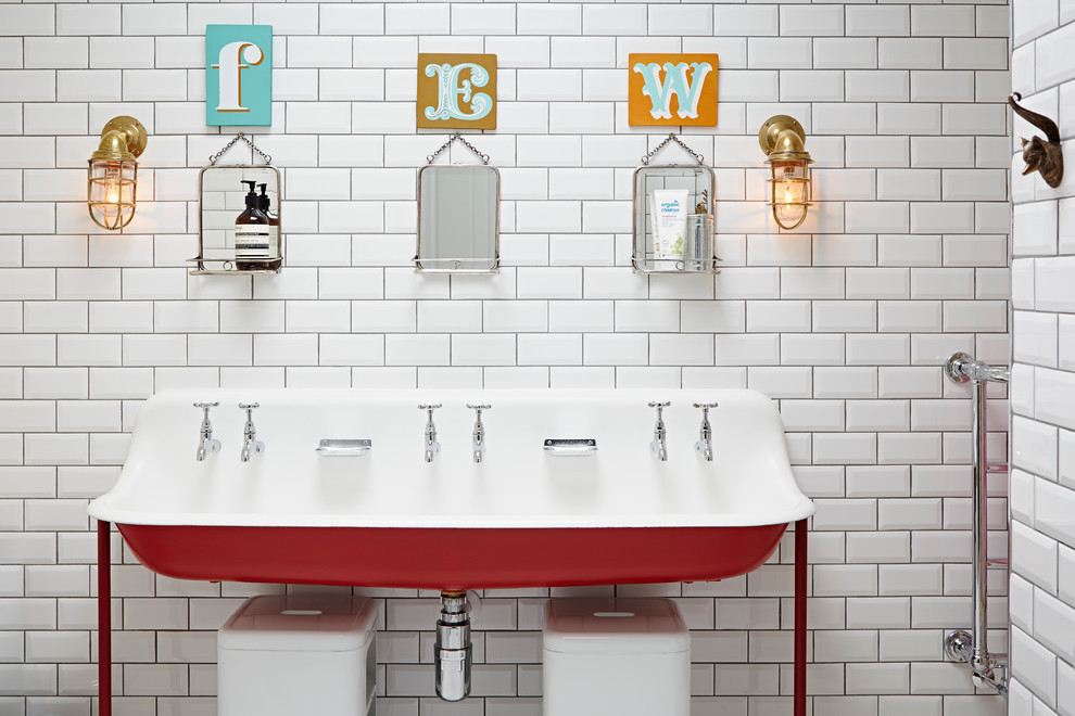 Стильный дизайн: детская ванная комната в стиле фьюжн с раковиной с несколькими смесителями, белой плиткой и плиткой кабанчик - последний тренд
