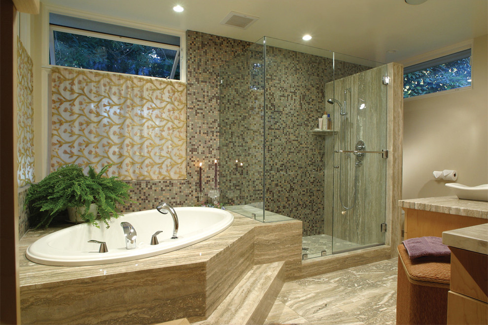 На фото: ванная комната в стиле фьюжн с накладной ванной и душем в нише с