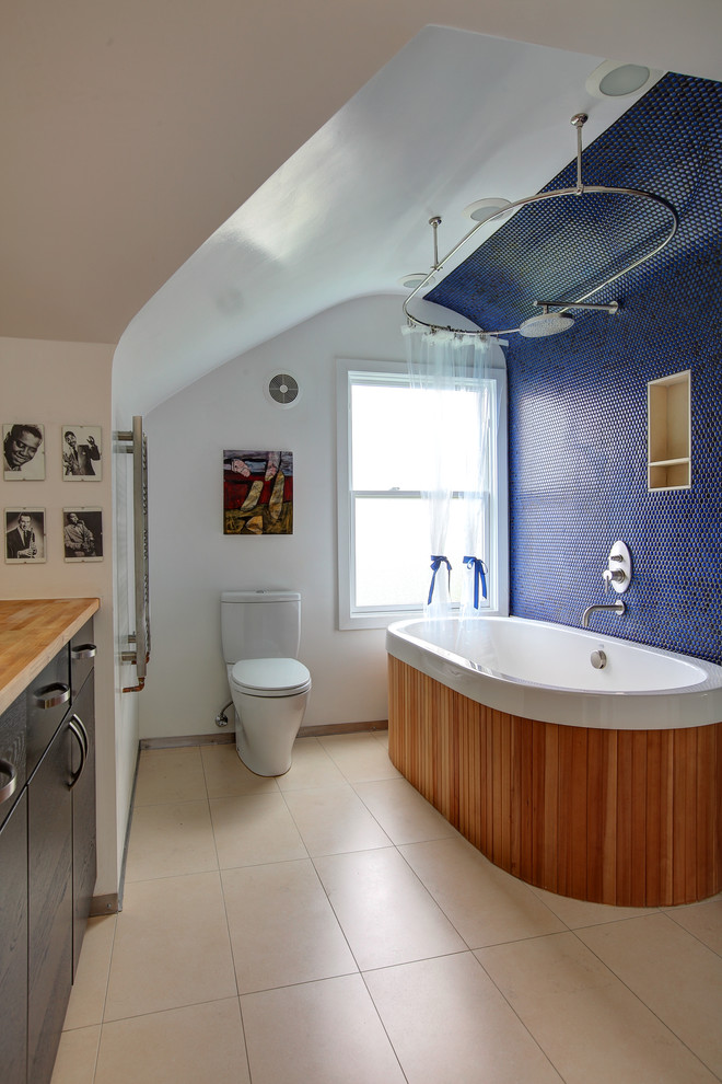 ポートランドにあるエクレクティックスタイルのおしゃれな浴室 (置き型浴槽、木製洗面台、ブラウンの洗面カウンター) の写真