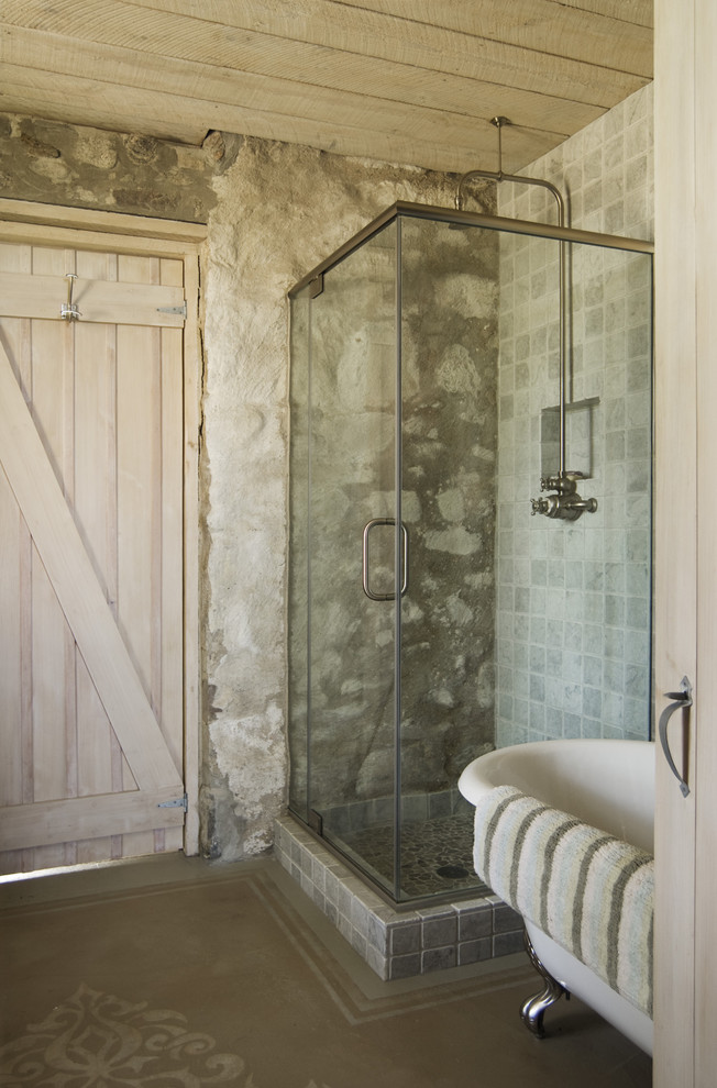 Стильный дизайн: ванная комната в стиле рустика с ванной на ножках и бетонным полом - последний тренд