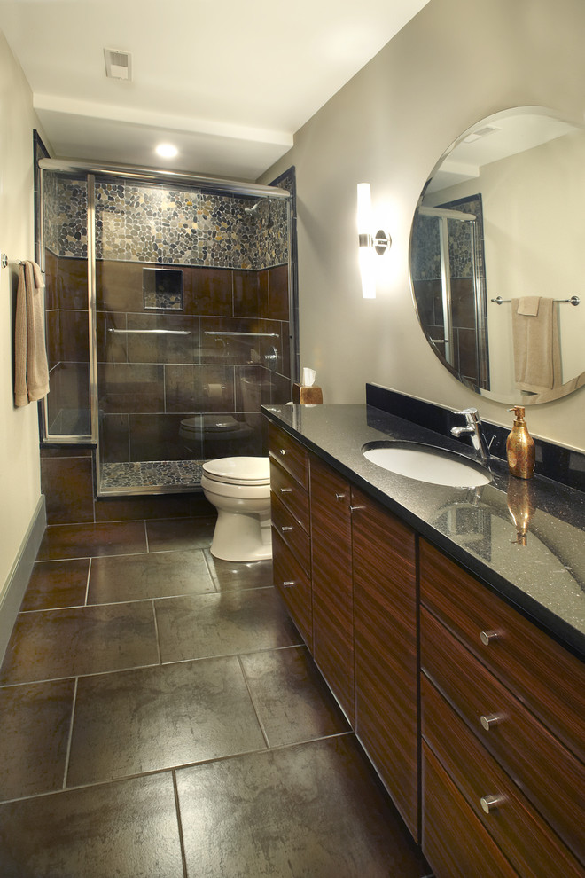 Example of an eclectic bathroom design in Chicago