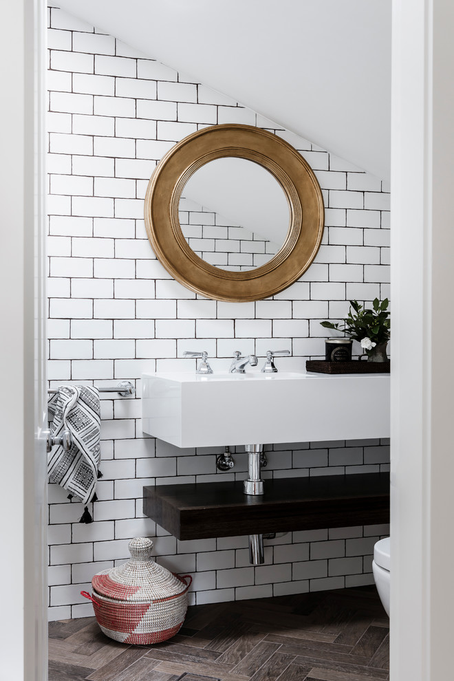 Inspiration för mellanstora eklektiska badrum, med vita väggar och ett väggmonterat handfat
