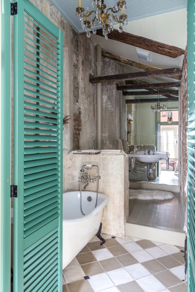 Idéer för shabby chic-inspirerade badrum, med ett väggmonterat handfat, ett badkar med tassar och flerfärgad kakel