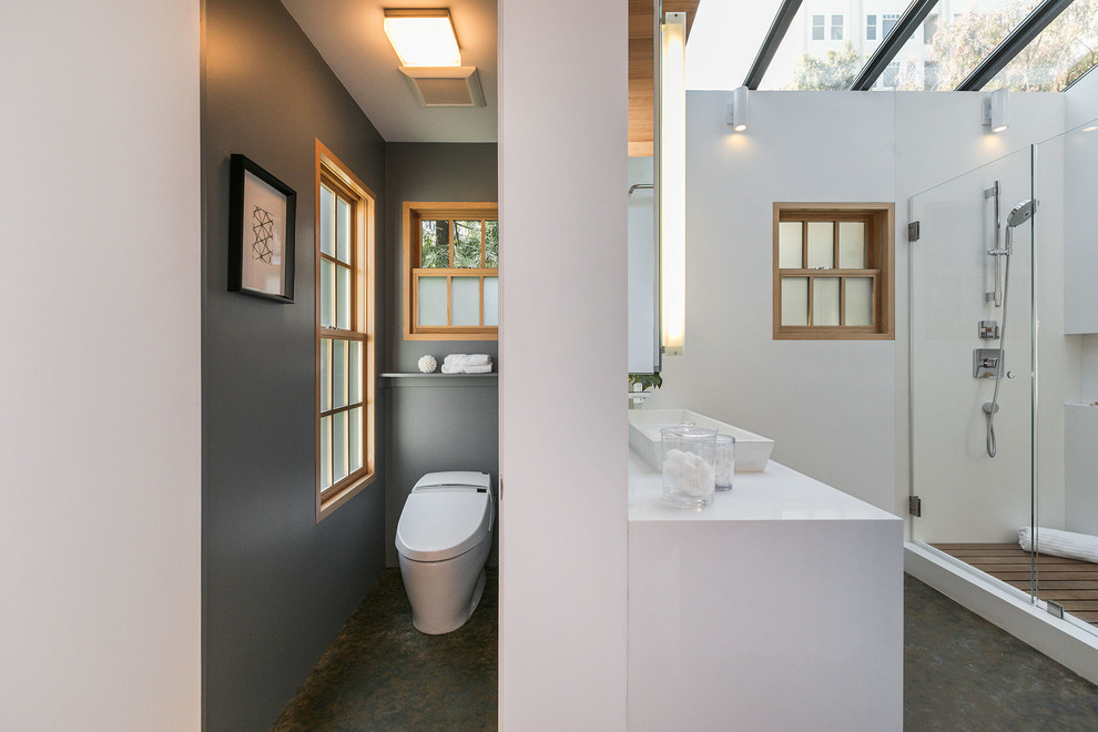 Idée de décoration pour une salle de bain principale bohème en bois brun avec un placard à porte plane, une douche d'angle, WC à poser, un carrelage blanc, des dalles de pierre, un mur multicolore, un sol en ardoise, une vasque, un plan de toilette en quartz modifié, un sol multicolore, une cabine de douche à porte battante et un plan de toilette blanc.