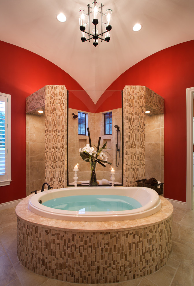 オースティンにあるエクレクティックスタイルのおしゃれな浴室 (ドロップイン型浴槽、コーナー設置型シャワー、赤い壁) の写真