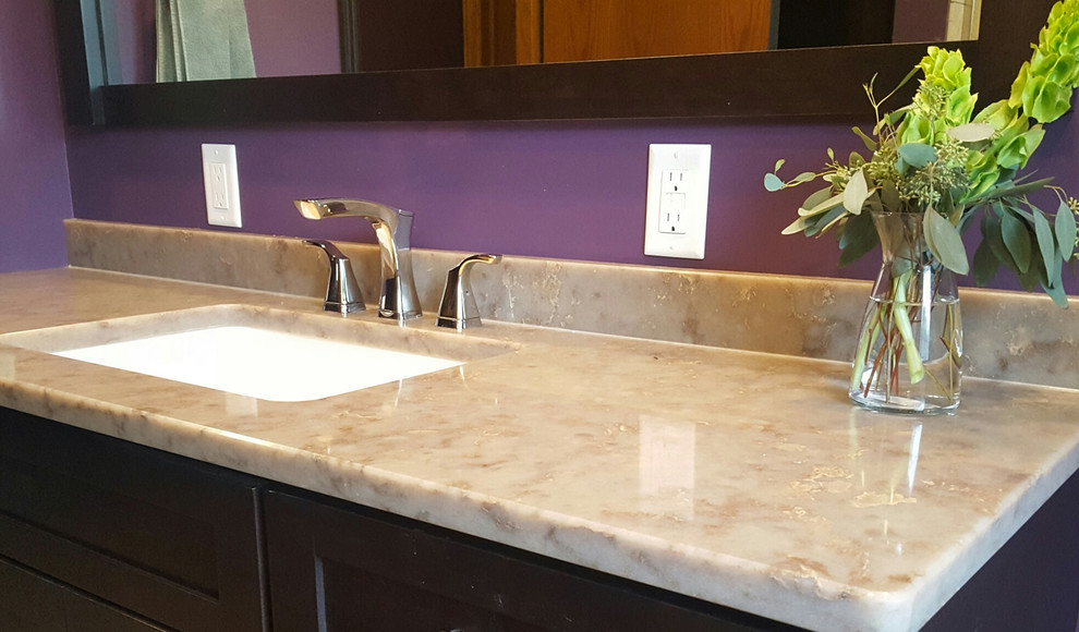 Idées déco pour une salle de bain éclectique en bois foncé de taille moyenne avec un placard à porte plane, WC à poser, un carrelage marron, des carreaux de porcelaine, un mur violet, un sol en carrelage de porcelaine, un lavabo encastré et un plan de toilette en quartz modifié.