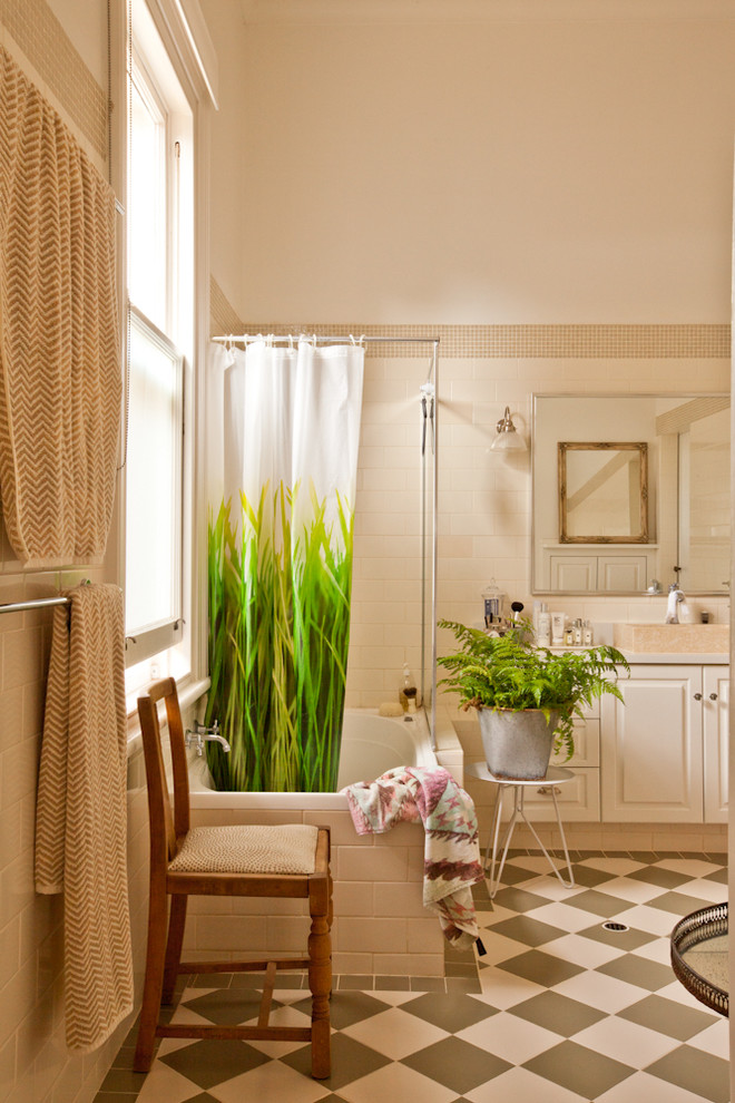 Idee per una stanza da bagno eclettica con lavabo a bacinella, ante con bugna sagomata, ante bianche, vasca/doccia, piastrelle bianche, piastrelle diamantate, pareti bianche e vasca da incasso