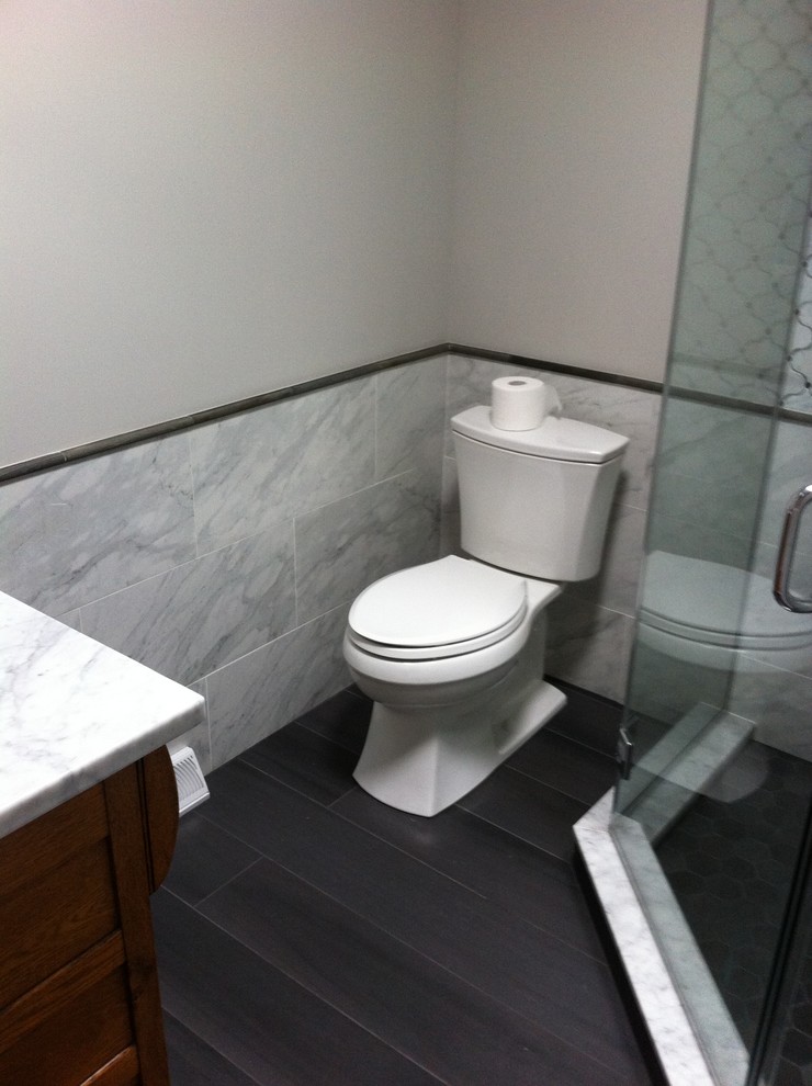 Ejemplo de cuarto de baño ecléctico con encimera de granito, baldosas y/o azulejos grises, baldosas y/o azulejos de porcelana y suelo de baldosas de porcelana