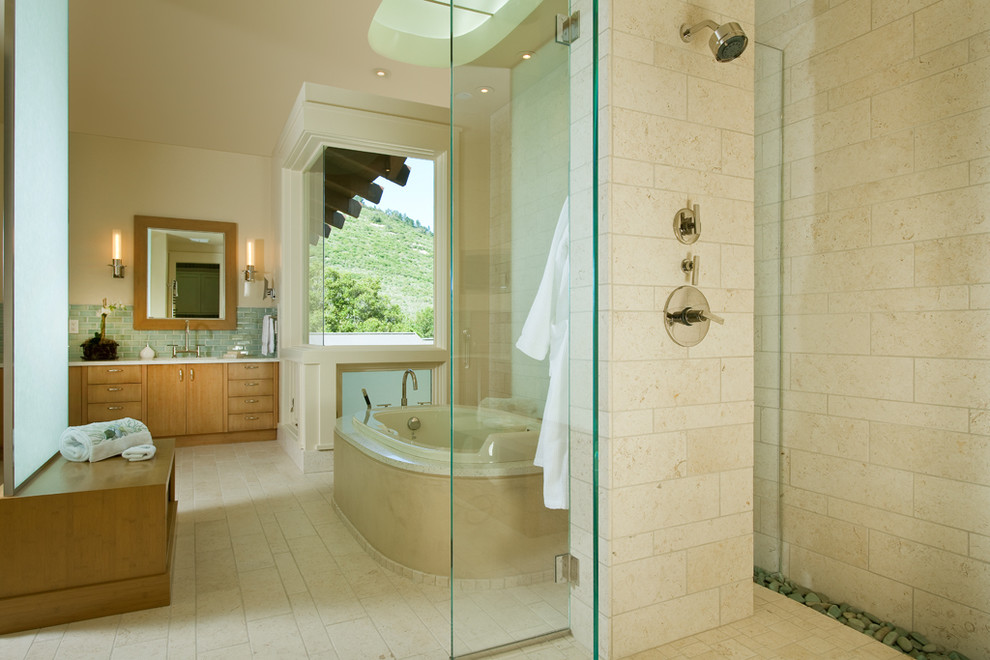 Foto på ett eklektiskt badrum, med släta luckor, skåp i ljust trä, ett platsbyggt badkar, en kantlös dusch, beige kakel och kakelplattor