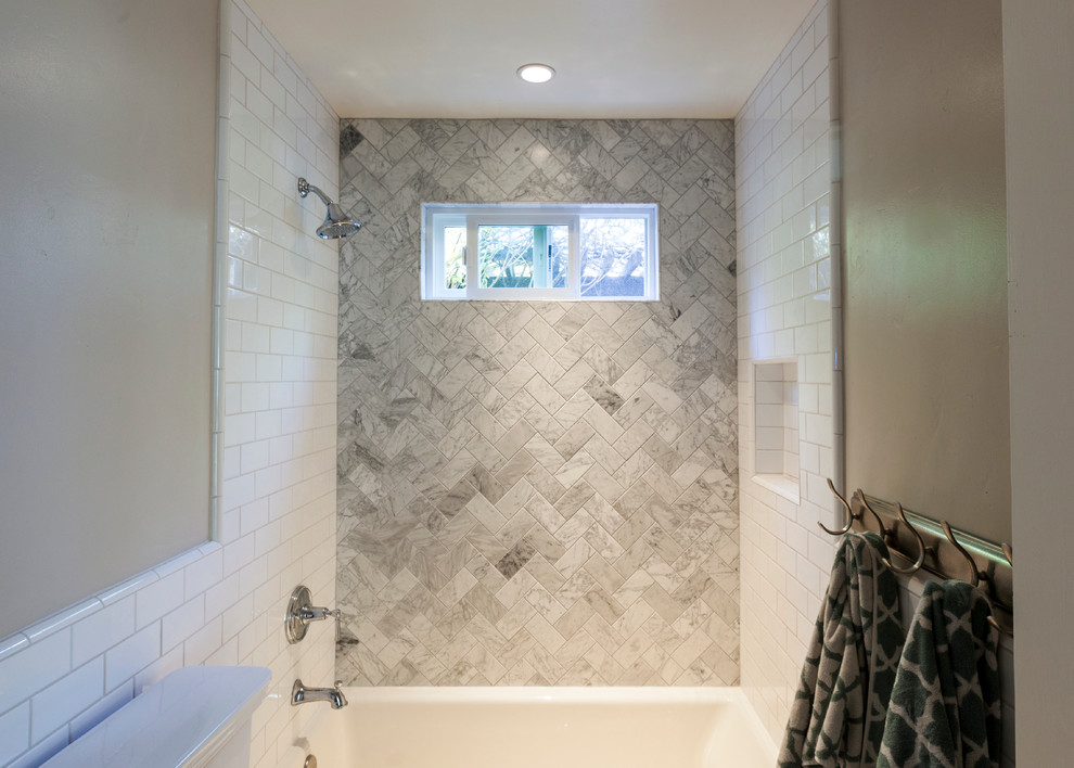Inspiration för ett litet eklektiskt badrum, med ett undermonterad handfat, släta luckor, marmorbänkskiva, ett badkar i en alkov, en dusch/badkar-kombination, grå kakel, tunnelbanekakel, grå väggar och marmorgolv