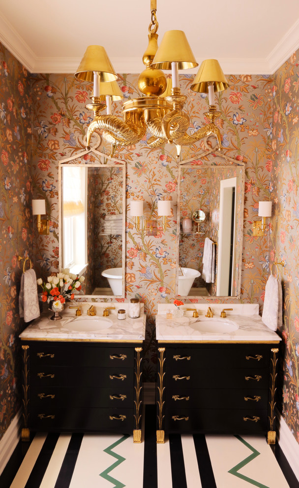Inspiration för eklektiska badrum, med ett undermonterad handfat, svarta skåp, flerfärgade väggar och släta luckor