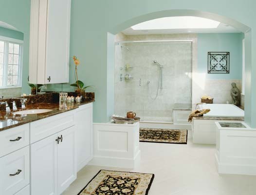Stilmix Badezimmer mit Marmor-Waschbecken/Waschtisch in Boston