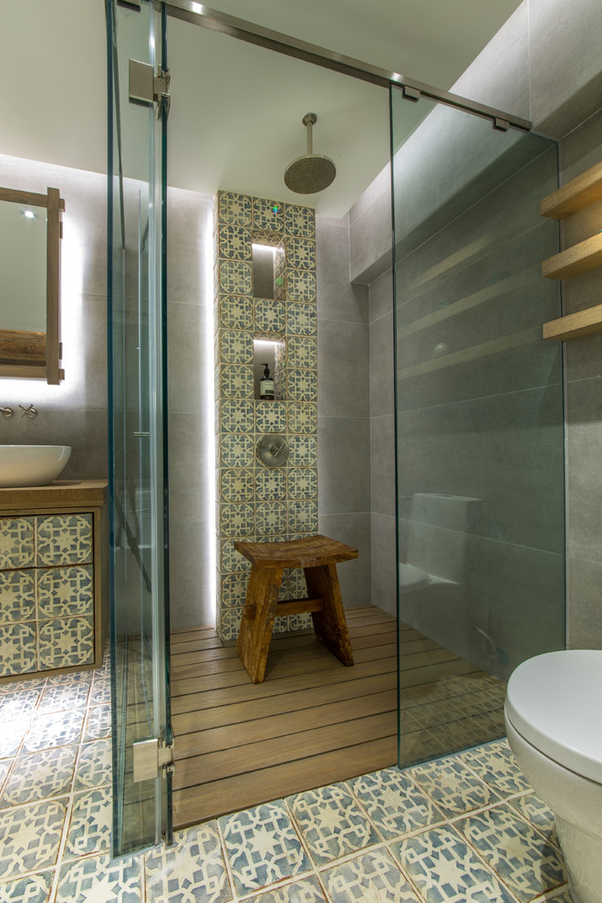 Immagine di una stanza da bagno design con doccia a filo pavimento