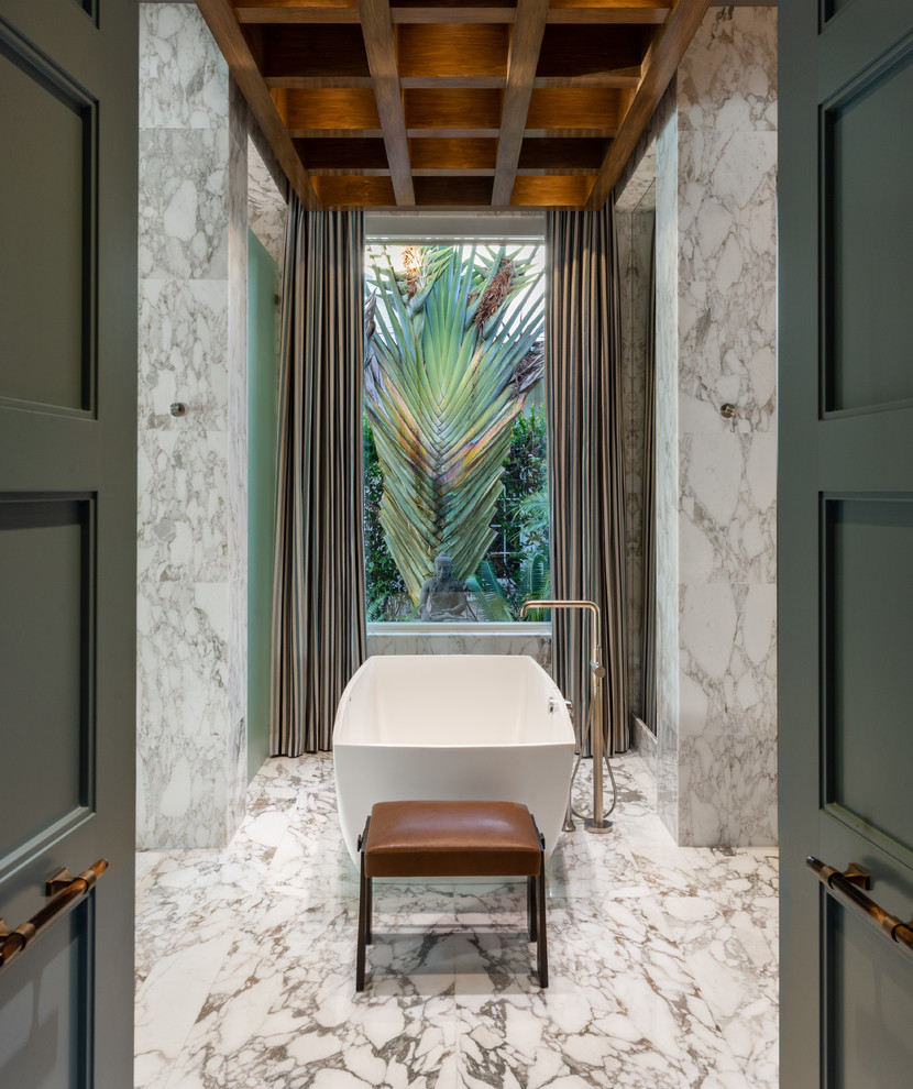 Medelhavsstil inredning av ett en-suite badrum, med marmorkakel, marmorgolv, ett fristående badkar, flerfärgad kakel, flerfärgade väggar och flerfärgat golv