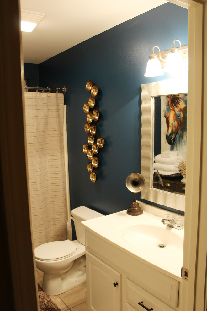Aménagement d'une salle de bain éclectique avec un mur bleu.
