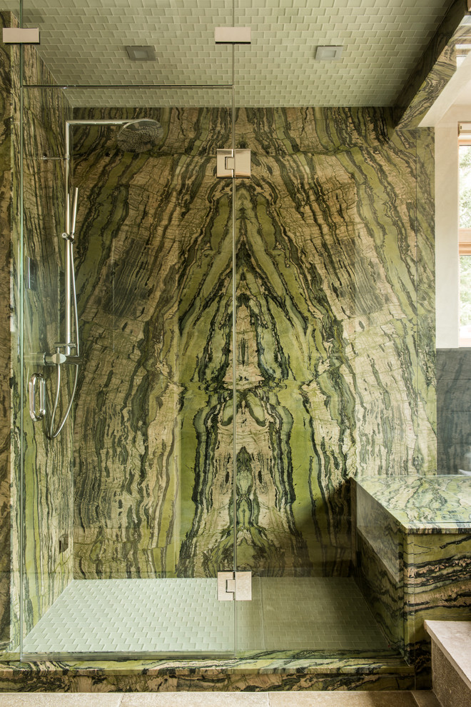 Foto på ett mellanstort funkis en-suite badrum, med en hörndusch, grön kakel, stenhäll, släta luckor, skåp i mellenmörkt trä, ett platsbyggt badkar, beige väggar, klinkergolv i keramik, ett fristående handfat, träbänkskiva, beiget golv och dusch med gångjärnsdörr