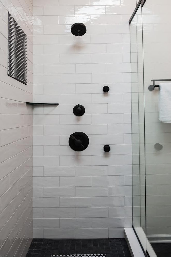 Exempel på ett mellanstort eklektiskt en-suite badrum, med skåp i shakerstil, gröna skåp, våtrum, vit kakel, keramikplattor, vita väggar, klinkergolv i porslin, ett undermonterad handfat, bänkskiva i kvartsit, svart golv och dusch med gångjärnsdörr