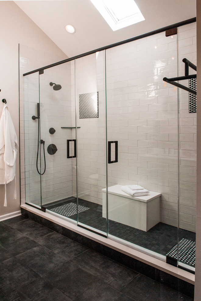 Eklektisk inredning av ett mellanstort en-suite badrum, med skåp i shakerstil, gröna skåp, våtrum, vit kakel, keramikplattor, vita väggar, klinkergolv i porslin, bänkskiva i kvartsit, svart golv och dusch med gångjärnsdörr