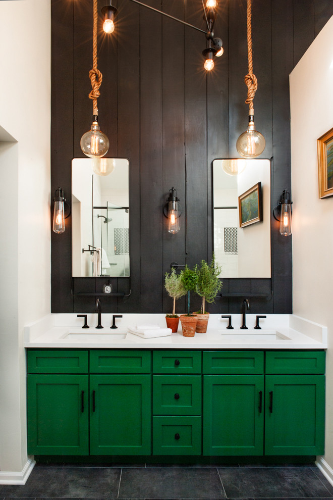 Modelo de cuarto de baño principal, bohemio, de tamaño medio, con armarios estilo shaker, puertas de armario verdes, suelo de baldosas de porcelana, lavabo bajoencimera, encimera de cuarcita, paredes negras, suelo negro y encimeras blancas
