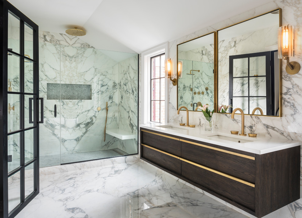 Foto på ett funkis vit en-suite badrum, med släta luckor, bruna skåp, en dusch i en alkov, flerfärgade väggar, ett undermonterad handfat, flerfärgat golv och dusch med gångjärnsdörr